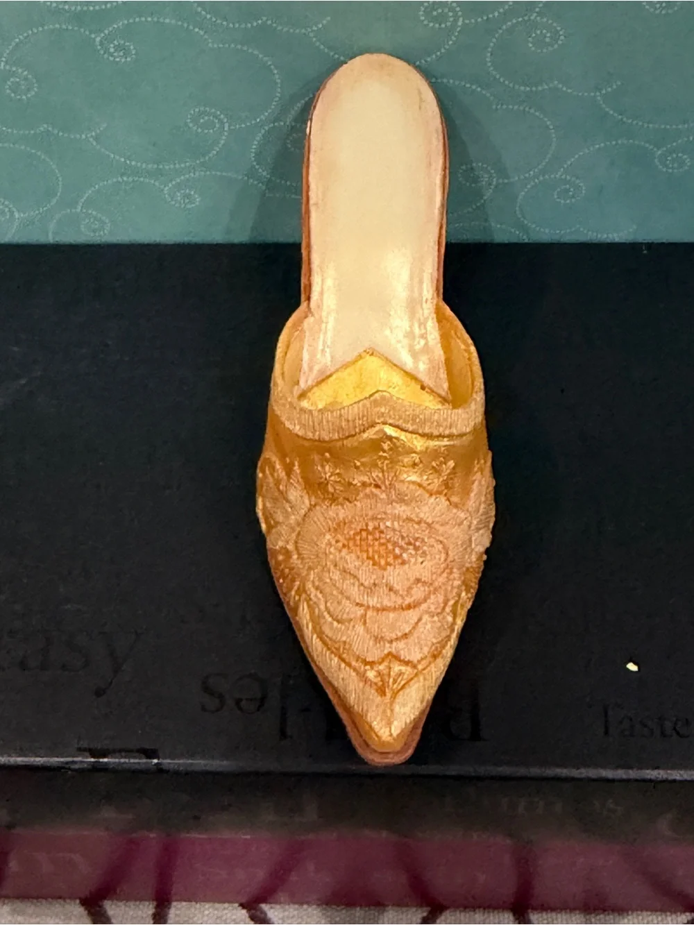 Just the Right Shoe “Elizabeth” #25128 (2001) Collectible Shoe
